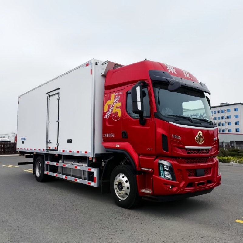 6.8-meter refrigerated truck - Liuqi Chenglong H5 frozen goods transport truck
