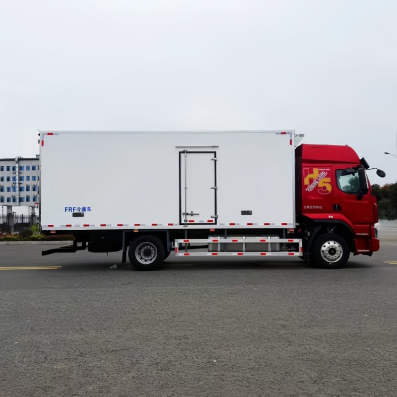 6.8-meter refrigerated truck - Liuqi Chenglong H5 frozen goods transport truck