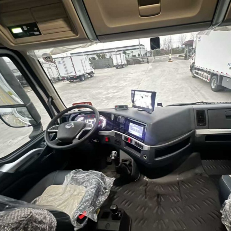 New Liuqi Motor manual diesel 6x2 refrigerated truck with a 9.4-meter refrigerated box, used for transporting ice cream and pharmaceuticals