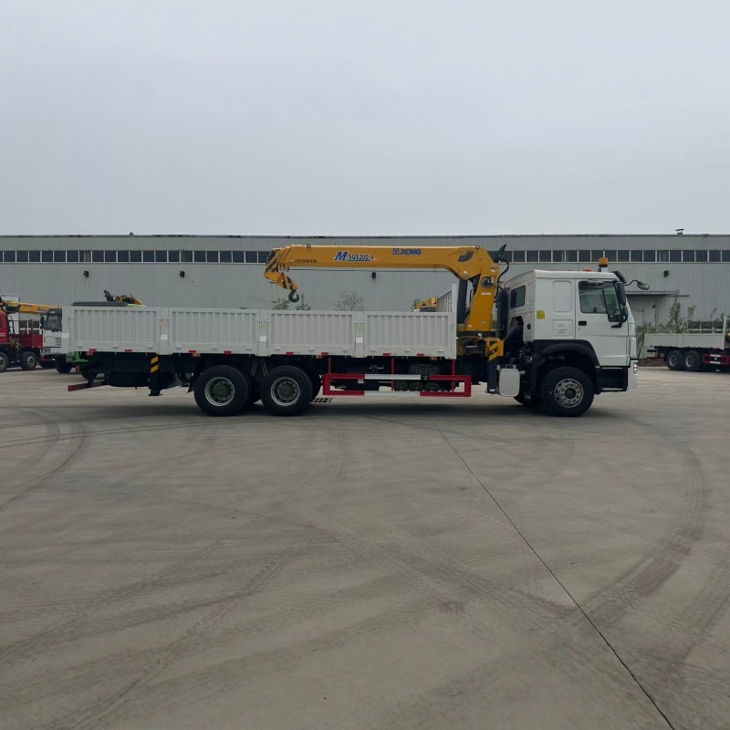 HOWO 8T Stiff Boom Crane Truck