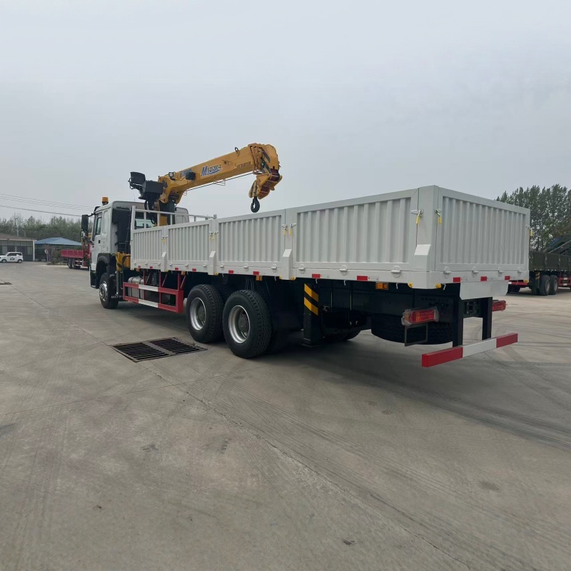 HOWO 8T Stiff Boom Crane Truck