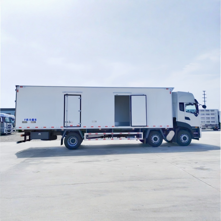 Dongfeng 6x2 refrigerated truck