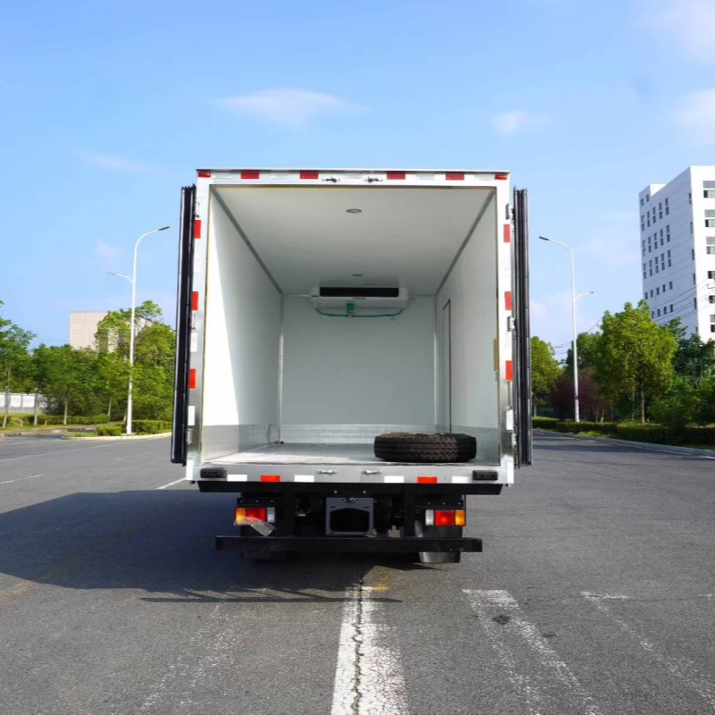 4x2 Qingling Isuzu refrigerated truck is suitable for urban refrigerated and frozen transportation