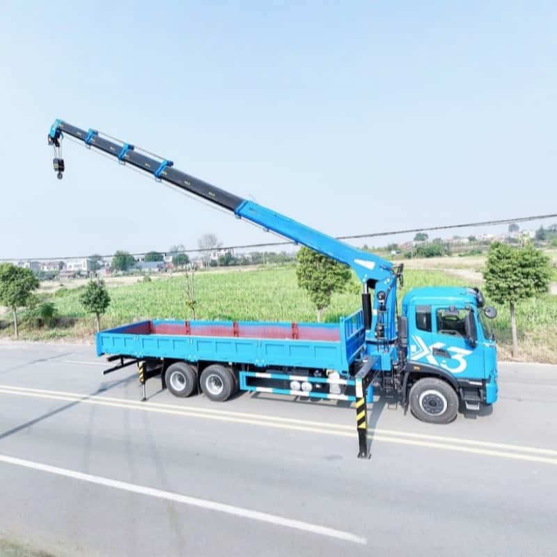 Dongfeng Changxing Truck with XCMG 12-Ton 5-Section Stiff Boom Crane