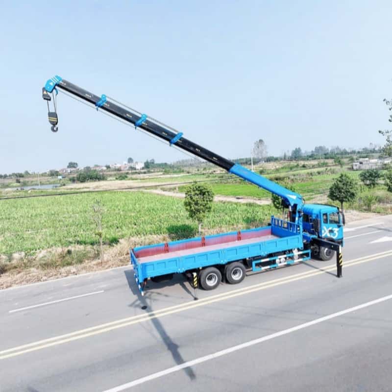 Dongfeng Changxing Truck with XCMG 12-Ton 5-Section Stiff Boom Crane
