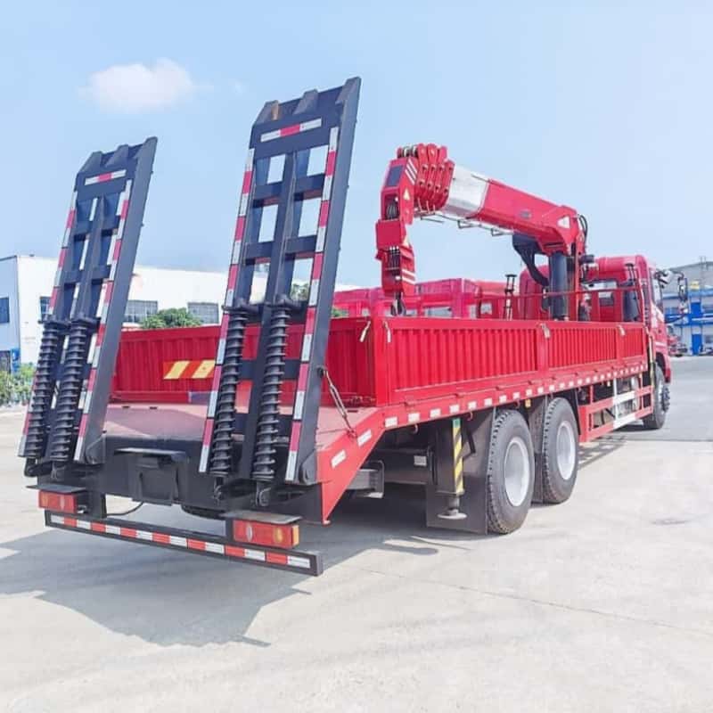 DFL chassis equipped with XCMG crane, multi-functional truck-mounted crane and transport truck