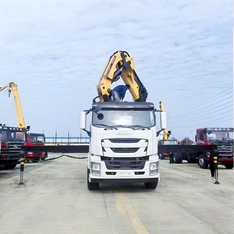 Isuzu XCMG 28 ton straight-arm truck-mounted crane