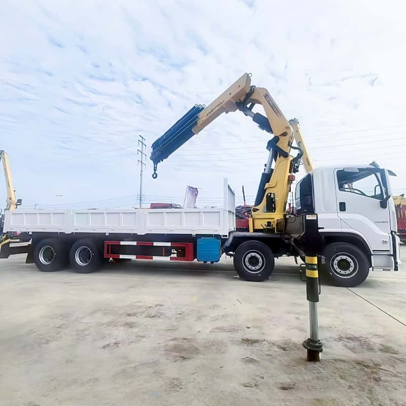 Isuzu XCMG 28 ton straight-arm truck-mounted crane