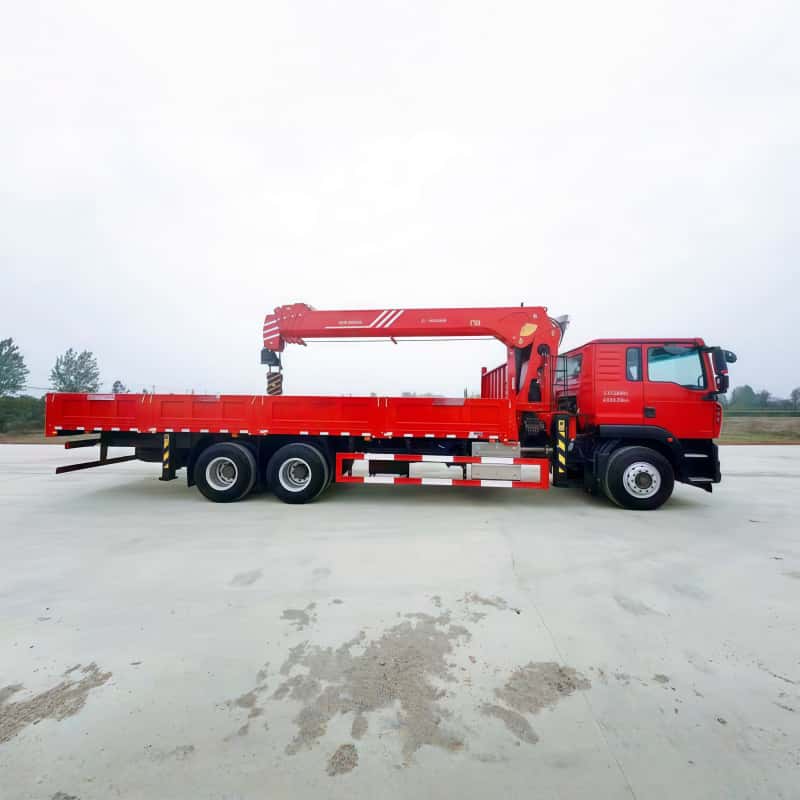 Sinotruk Heavy Duty Crane Truck with XCMG 14-Ton Stiff Boom Crane