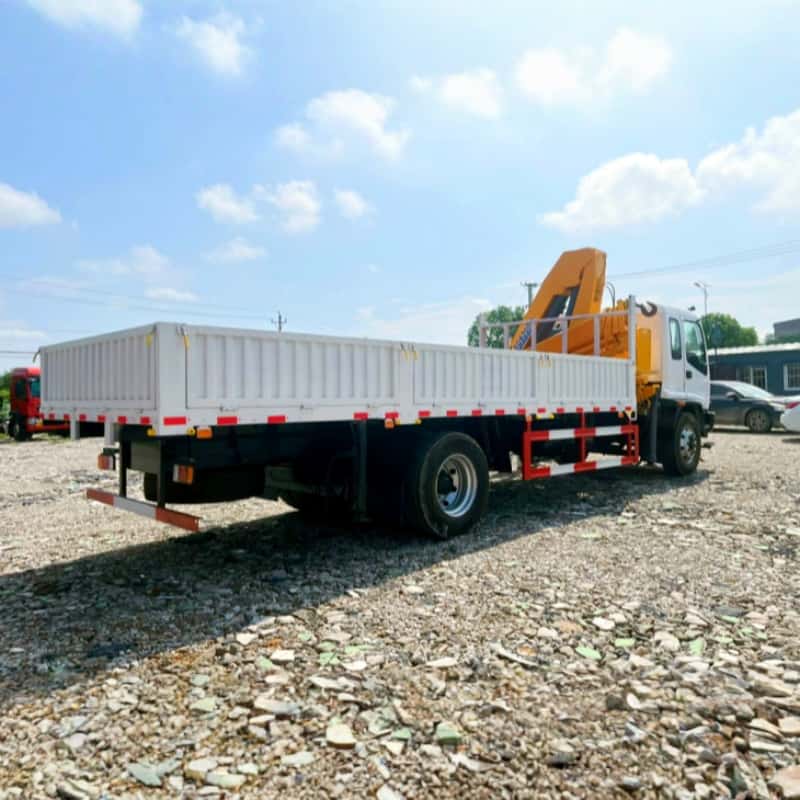 Isuzu Medium Duty Crane Truck with XCMG 8-Ton Stiff Boom Crane