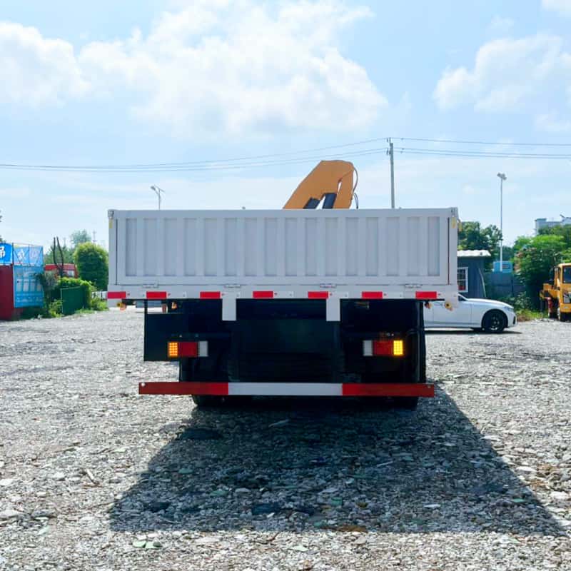 Isuzu Medium Duty Crane Truck with XCMG 8-Ton Stiff Boom Crane