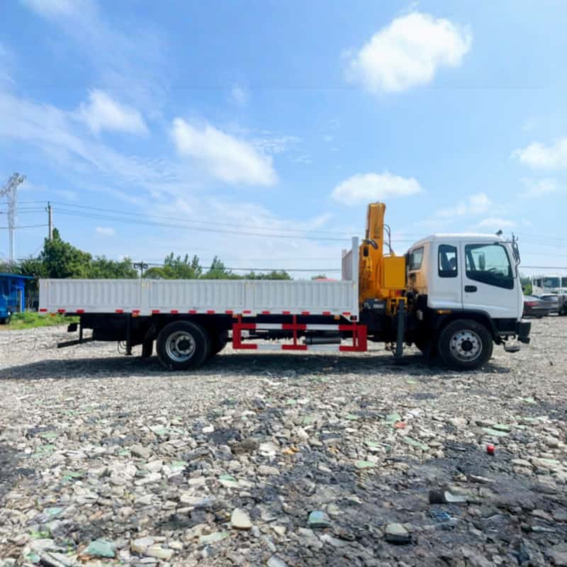 Isuzu Medium Duty Crane Truck with XCMG 8-Ton Stiff Boom Crane