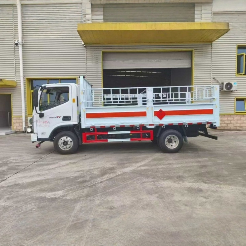 4x2 Foton Auling CTV 4.2-meter stake truck for Class II dangerous goods