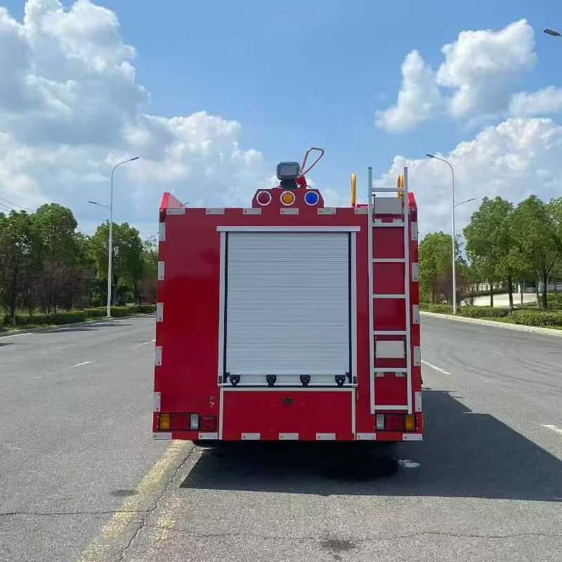 Isuzu 65M water tank fire truck rescue truck