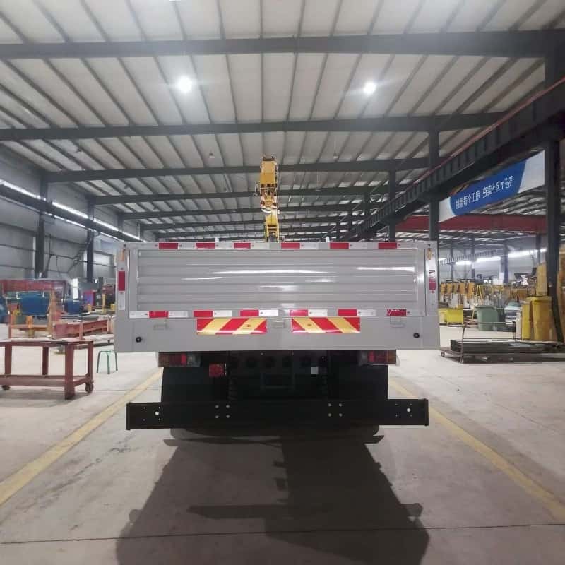 ISUZU 4x2 Crane Truck with XCMG 5 Ton 4 Section Hydraulic Boom