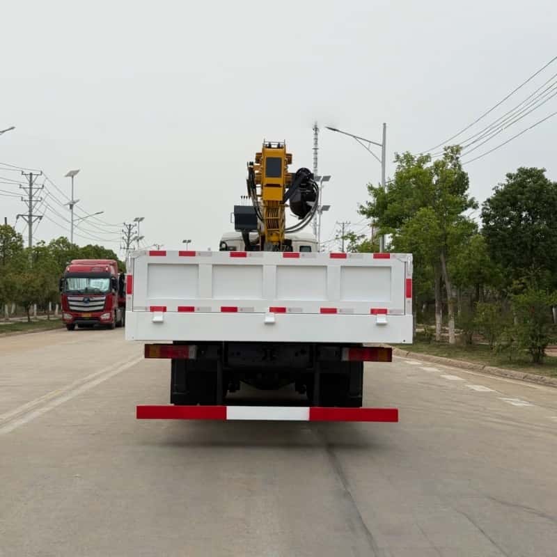 Sinotruk HOWO 6×4 Weichai 340HP 12 Ton Truck Mounted Crane