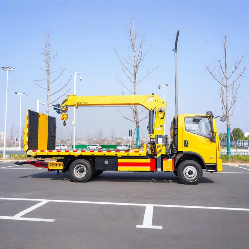 SAIC 6.3-ton truck-mounted crane with wrecker body, 5-ton XCMG crane
