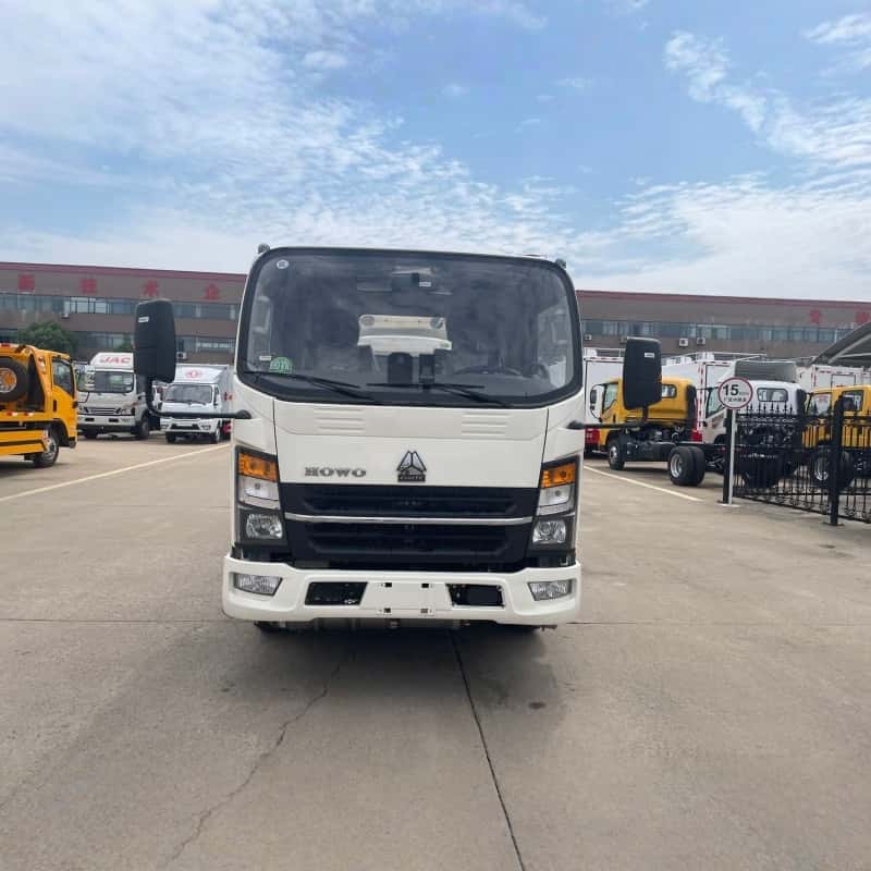 Sinotruk Howo blue-licensed 2800L  aluminum alloy fuel tank truck