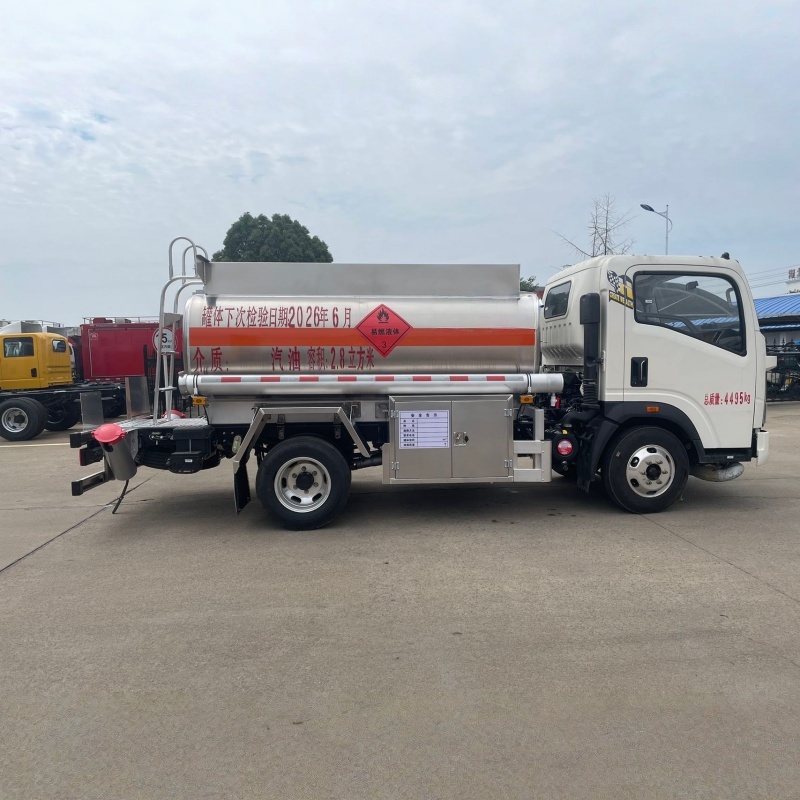 Sinotruk Howo blue-licensed 2800L  aluminum alloy fuel tank truck