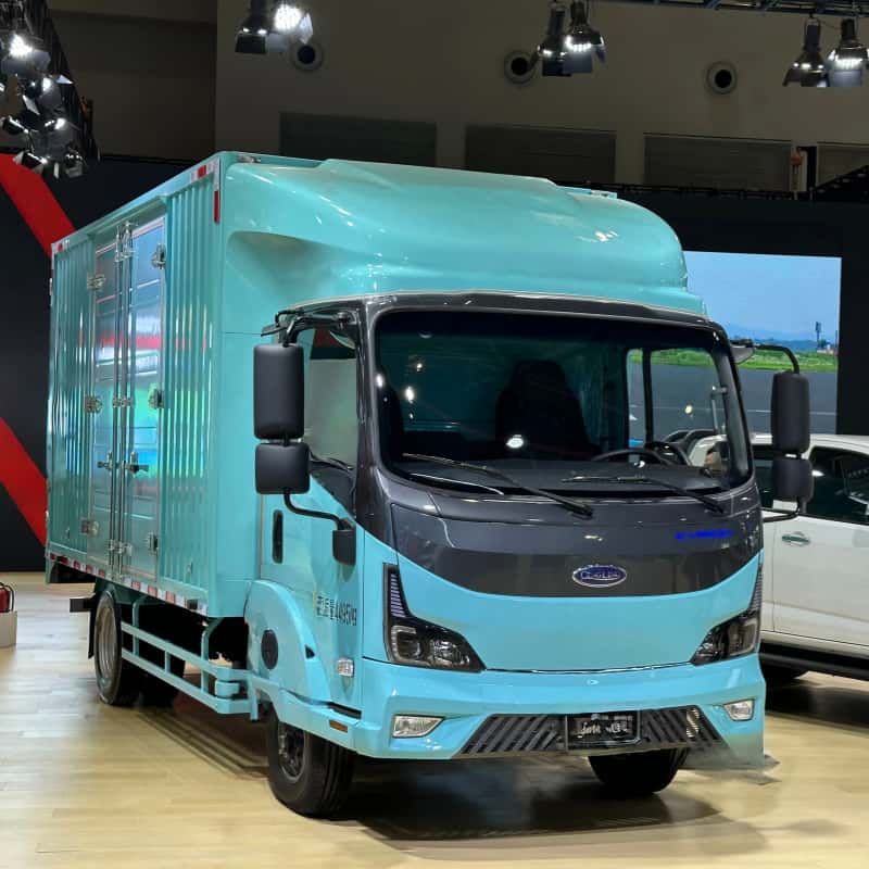 Isuzu pure electric light truck with a large 18.3 cubic meter cargo box