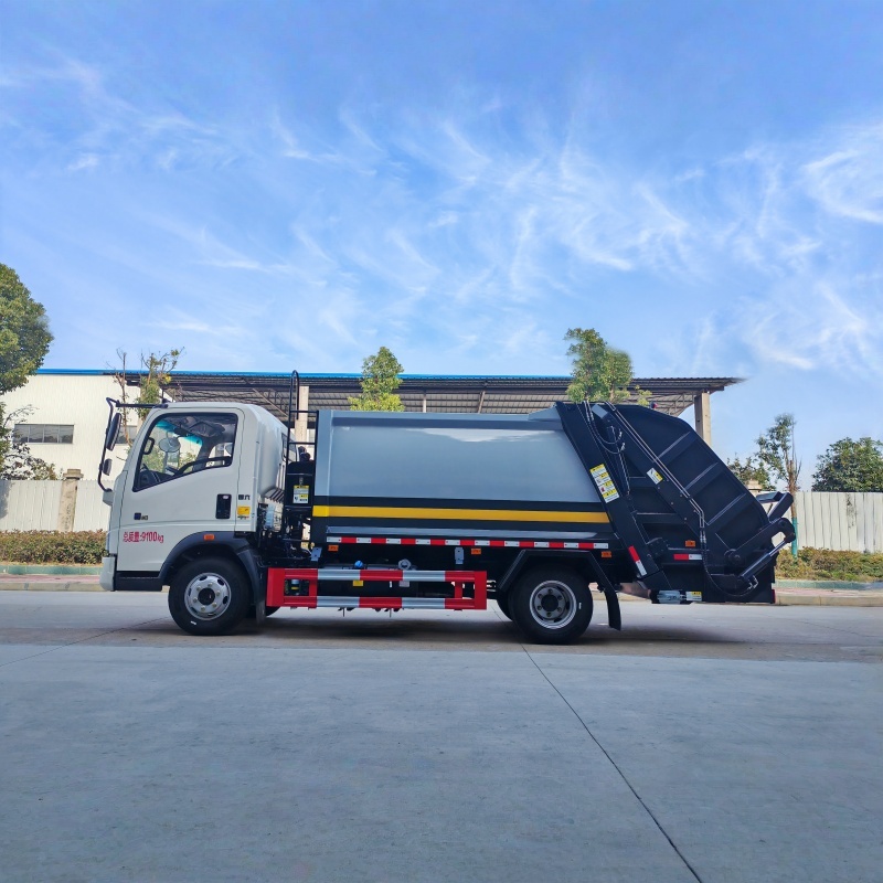 Sinotruk Howo 7000L compressed garbage truck
