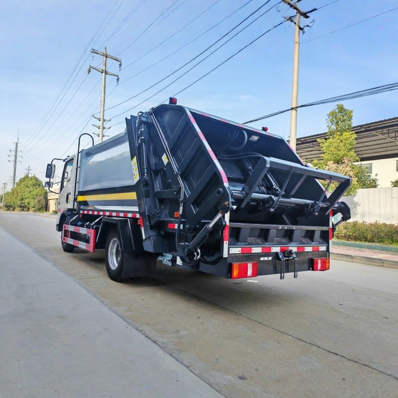 Sinotruk Howo 7000L compressed garbage truck