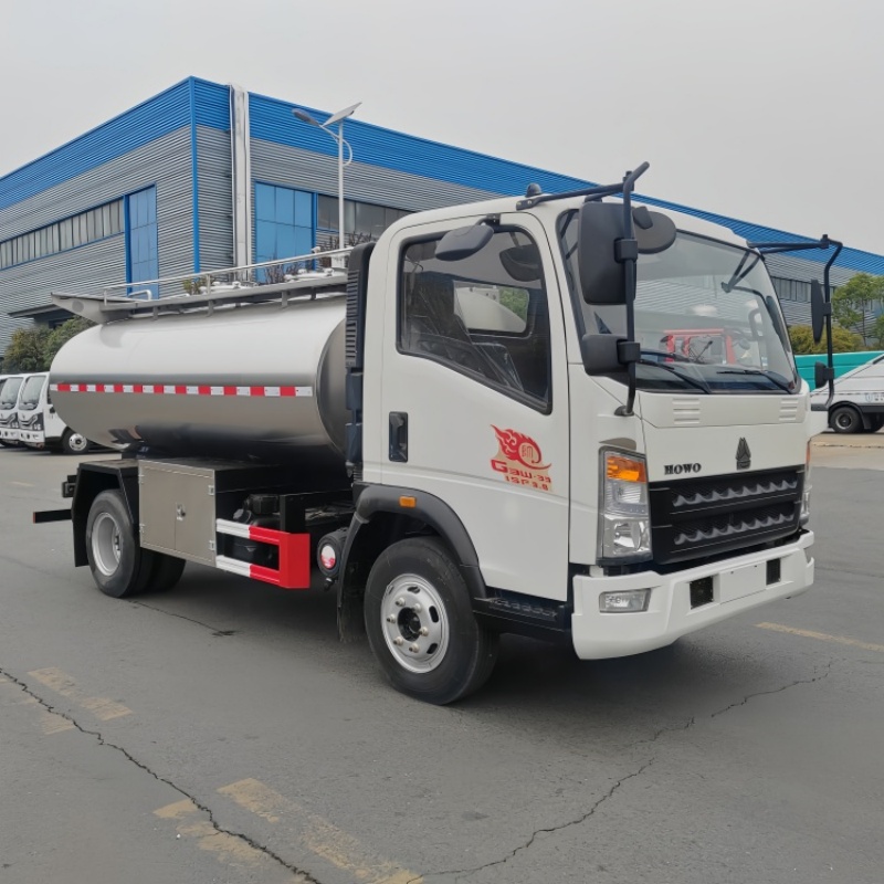 Sinotruk Howo 5000L Milk Tanker Truck with Pump
