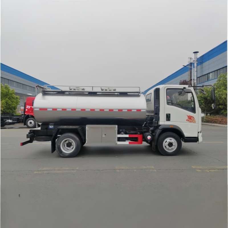 Sinotruk Howo 5000L Milk Tanker Truck with Pump