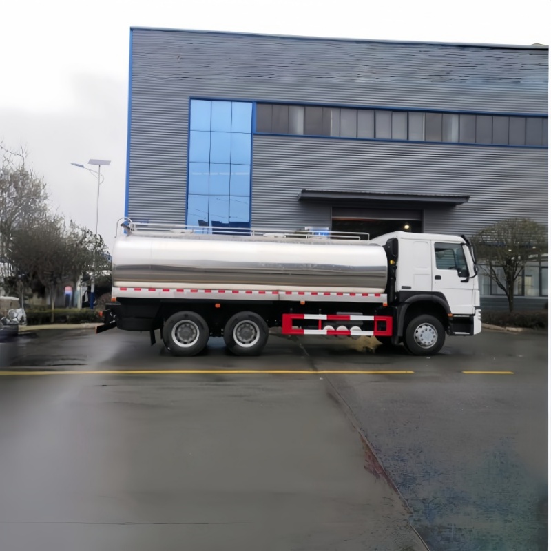 HOWO 4000L Insulated Milk Tanker Truck