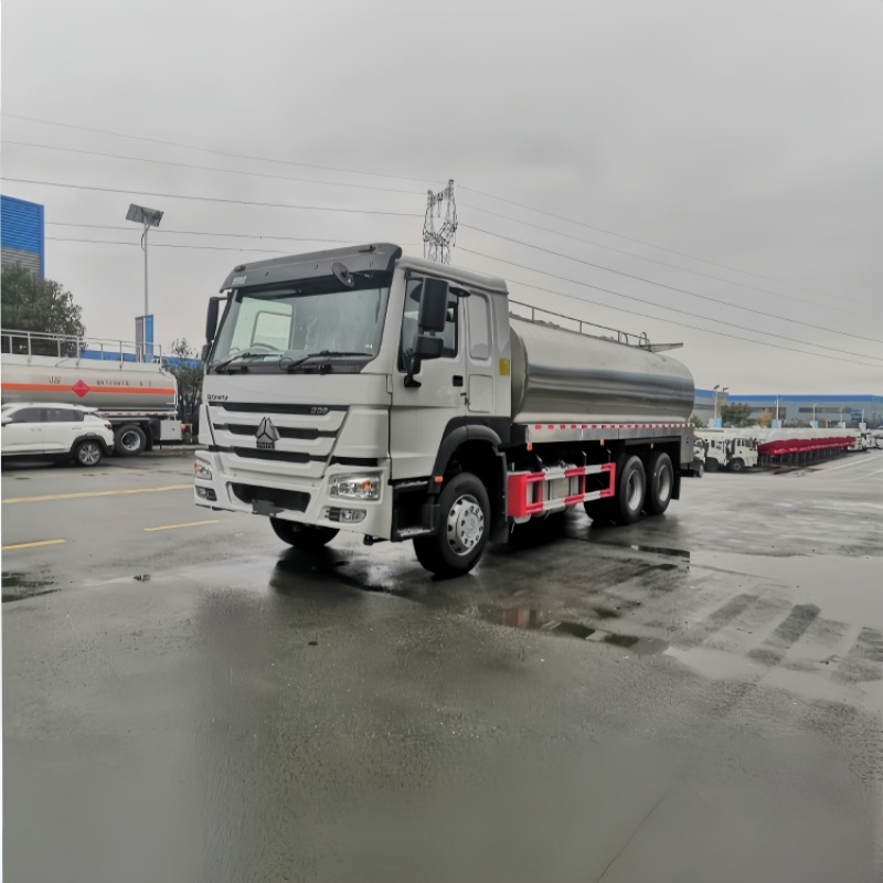 HOWO 4000L Insulated Milk Tanker Truck