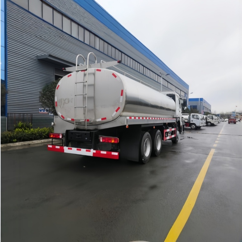 HOWO 4000L Insulated Milk Tanker Truck