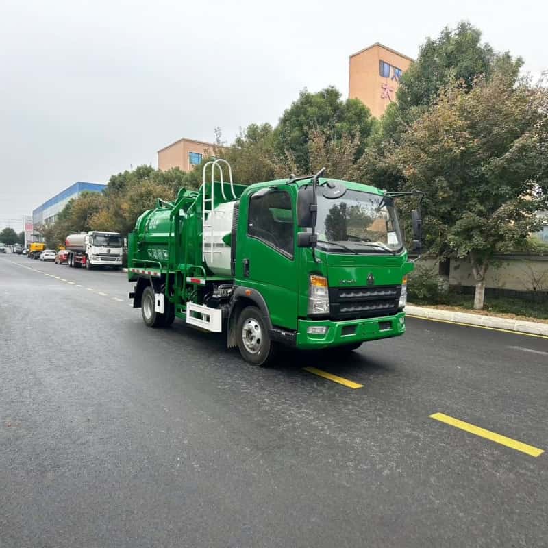 Sinotruk HOWO  7000L Blue Plate Kitchen Waste Truck