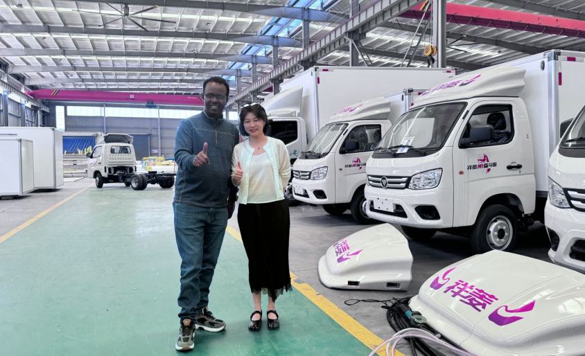 Angolan customers visited our factory and successfully placed an order for refrigerated trucks.