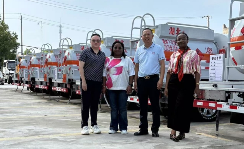 An Angolan customer successfully ordered 28 Foton flammable liquid tanker trucks.
