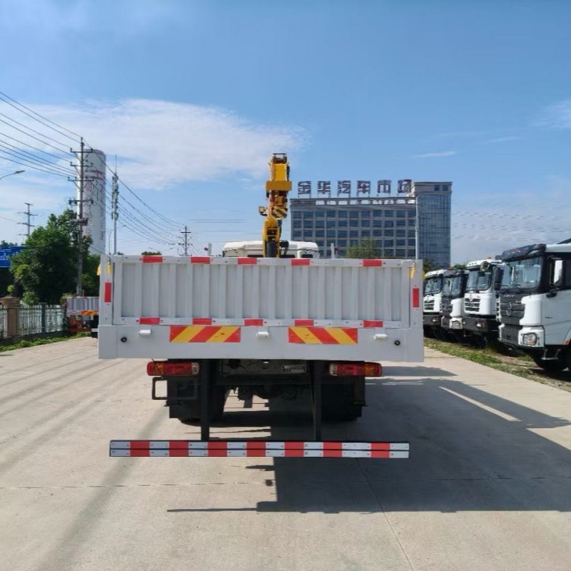 HOWO Truck Mounted Crane with XCMG Hydraulic Boom