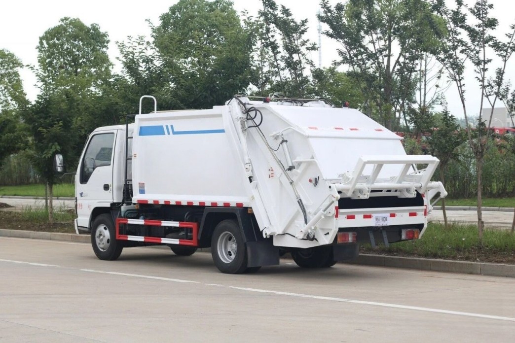 ISUZU Trash Compactor Truck