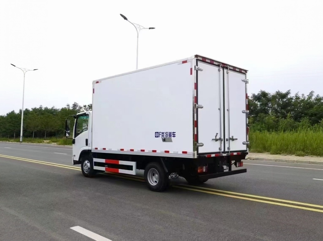 Isuzu ELF Temperature Controlled Transport Truck for Food Delivery Isuzu ELF Temperature Controlled Transport Truck for Food Delivery