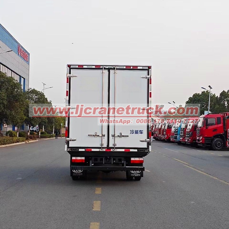 Dongfeng 4x2 5 Ton Refrigerated Truck for Cold Chain Transport