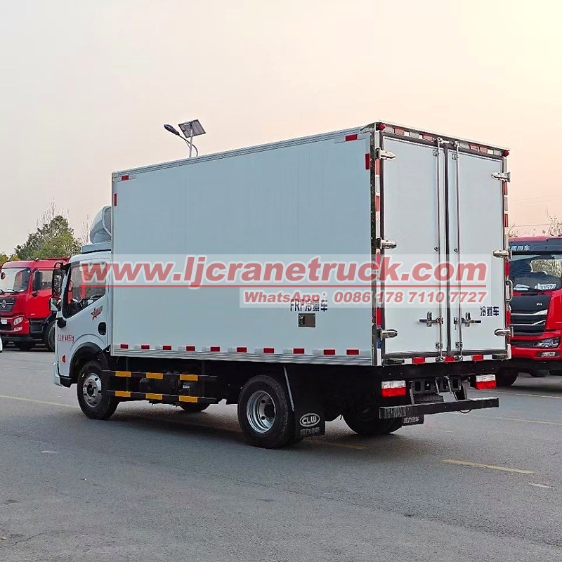 Dongfeng 4x2 5 Ton Refrigerated Truck for Cold Chain Transport